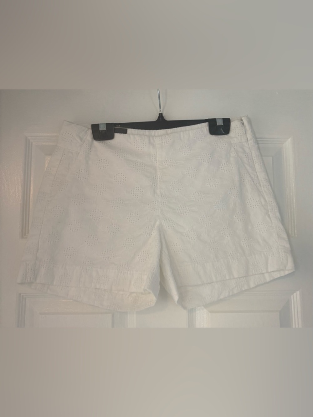 Banana Republic White Eyelet Shorts – Size 2 – Summer Chic